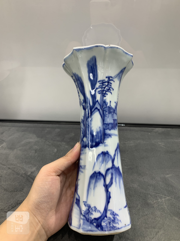 清康熙青花山水楼阁纹海棠形花觚 - 图4